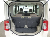リヤシートを倒せば荷室スペースも広がります。