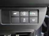 パワーテールゲートの開閉、横滑りを防ぐVSA等のスイッチ類は運転席の右側、手の届きやすい位置にあります。