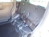 ◆チップアップ&ダイブダウン機構付【ULTR SEAT】は後席座面を左右分割で跳ね上げることができます。トランクで積載できない背の高い荷物をラクラク収納できます。ホンダ車ならではの人気装備です。