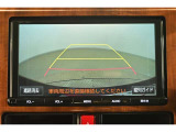 バックガイドモニター(バックモニター)付き。車両後方の映像をナビ画面に表示し、駐車などの後退操作をサポートします。