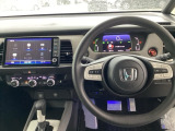 【e:HEV】走行シーンに合わせて、EV・ハイブリッド・エンジンの3つのモードを自動で切り替えるので、街乗りから高速走行までスムーズなドライブを楽しめます。