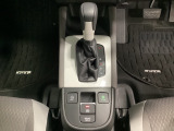 CVT車のセレクトレバーです。低速から高速まで、変速ショックのないスムーズな走りと、エンジン効率のよい領域を維持して燃費にも貢献します。サイドブレーキはスイッチ操作の電子制御パーキングブレーキです。