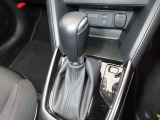 MAZDA2のシフトレバーです。MTモード付きの6ATで、しなやかな走りを支えます。また、足元にはフロアマットも装着済みです。