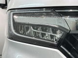 LEDヘッドライトは、点灯の瞬間から最大光量を発揮し、突然暗くなるトンネルなどでの安定感を高めます。