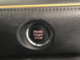 エンジンスタートスイッチです。キーが車内にあれば、エンジンの始動や停止はスイッチを押すだけ!キーを取り出す手間を省き、ワンプッシュで操作できるので簡単でスムーズです。