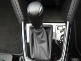 MAZDA2のシフトレバーです。MTモード付きの6ATで、しなやかな走りを支えます。また、足元にはフロアマットも装着済みです。
