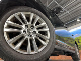 【純正18インチアルミホイール】外観にマッチした純正アルミホイールを装着しております。各種社外アルミホイールや、スタッドレスタイヤも取扱いしております。是非ご相談ください♪