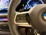 【ドライバーコックピット】人間工学に基づきドライバー中心にすべての操作パネルを設計。ドライバーが直感的に操作できる様にドライバー側にわずかに傾斜。常に運転に最適な姿勢/視線を保つ事が出来ます!