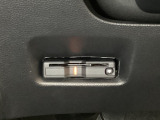 ハンドルの左下にETCがついています。高速道路の料金所の通過も楽々です。 カードの取り出しもしやすい場所についています。