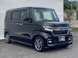 狭い駐車場でも、スライドドアならチャイルドシートへのお子さまの乗降や荷物の積載もスムーズ。とても便利な【両側電動スライドドア】ドアハンドを少し引くだけでリアドアが自動開閉します。