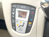 【オートエアコン】一度お好みの温度に設定すれば、車内の温度を検知し風量や温度を自動で調整。暑い&hellip;寒い&hellip;と何度もスイッチ操作をする必要はありません。快適な車内空間には必須の機能ですね♪
