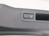 荷物で手が塞がってても大丈夫!リモコンでピッ!力要らずでラクラク開閉!小柄な女性のお客様には嬉しい装備です!