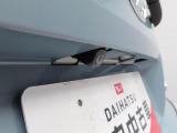 このお車はバックカメラが付いています。ナビをつければ連動できます。バックの操作が楽になります。
