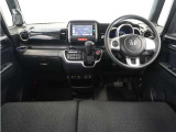 視界広々で運転しやすくロングドライブでも疲れを感じさせないすっきりとまとまったインパネ周りです。