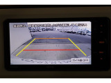 後方の死角を軽減し、狭い場所での切替しや駐車もしやすくなるバックモニターを装備しています。