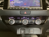オートエアコンがついてますので、お好みの温度をセットするだけで風の強さや風量を自動で調整します。スイッチやダイヤル類も簡単操作で快適に過ごせます。