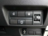 左側電動スライドドアです!車内や、インテリジェントキーからの開閉や、ドアハンドルに付いたスイッチを押すだけでワンタッチでドアの開閉が可能です。足で電動スライドドアを開閉も出来ますよ!!