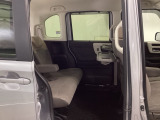 スライドドアだから、隣の車との距離が近い駐車場でも安心。チャイルドシートへの乗せ降ろしや、大きな荷物の積み込みもストレスなく行えます。