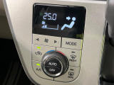 【オートエアコン】一度お好みの温度に設定すれば、車内の温度を検知し風量や温度を自動で調整。暑い&hellip;寒い&hellip;と何度もスイッチ操作をする必要はありません。快適な車内空間には必須の機能ですね♪