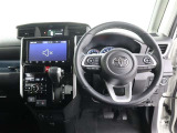 運転席側から見た写真です、お車にマッチングするように考えられたインパネデザイン!沢山のスイッチ類も運転させる方が使いやすい位置に配置されていますね!