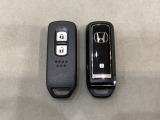スマートキーを装備しています。鍵を差し込むことなくドアロックの開け閉めと、スタートボタン操作でのエンジンスタートができます。スペアキーも同じものを用意しております。