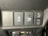 Hondaセンシング用の、VSA(ABS+TCS+横滑り抑制)解除と路外逸脱抑制機能のオンオフスイッチなどはハンドルの右側に装備しています。