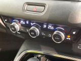 【オートエアコン】一度お好みの温度に設定すれば、車内の温度を検知し風量や温度を自動で調整。暑い&hellip;寒い&hellip;と何度もスイッチ操作をする必要はありません。快適な車内空間には必須の機能ですね♪