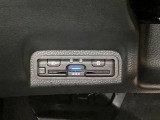 ハンドルの左下にETCがついています。高速道路の料金所の通過も楽々です!。 カードの取り出しもしやすい場所についています。