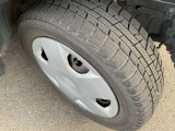 純正ホイールキャップとスチールホイールを装着しています