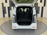 リアシートを倒すことでほぼフラットの状態となります。スペースを広く有効にご活用いただけます。