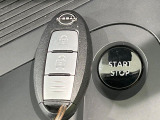 【インテリジェントキー】カバンやポケットに入れたままでもドアの施錠・解錠が可能なスマートキーを装備。エンジンのオン・オフ時もカギを取り出す必要が無いからとっても便利です♪