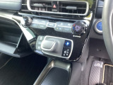 運転席周辺のスマートなレイアウトが、操作のしやすさを実現。快適なドライブをサポートします。