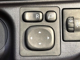 【電動格納ミラー】サイドミラーは電動格納式となっており、狭い駐車場でもキズがつくリスクを抑えられます。