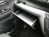 引き出し式の小物入れが備わります。