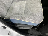 痛みの出やすい運転席シートの角、フロアマット、座面、ともに良好です