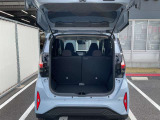 バックドアは大きく開きます。定員乗車時でも十分広いラゲッジスペースを確保しています