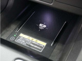 ◆ワイヤレス充電器◆ワイヤレス充電規格Qiに適合した機器を充電エリアに置くことで使用できます。