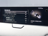 こちらのお車には先進安全装備が多数搭載されています。衝突被害を回避あるいは軽減するためのブレーキや、後方死角からの接近警報、車線逸脱を防止する警報装置など、詳しくはスタッフまでお尋ねください。