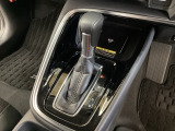 CVT車のセレクトレバーです。低速から高速まで、変速ショックのないスムーズな走りと、エンジン効率のよい領域を維持して燃費にも貢献します。サイドブレーキはスイッチ操作の電子制御パーキングブレーキです。