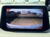 【バックモニター】後方の障害物や歩行者を確認できるバックモニター。狭い駐車場や混雑した場所でも安心して車を操作できます。