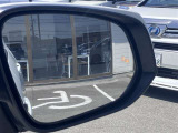 隣車線を走る車両をレーダーで検知し、ドアミラーでは確認しにくい後側方エリアに存在する車両に加え、急接近してくる車両も検知します。車両を検知するとドアミラーに搭載されたLEDインジケーターが点灯します。
