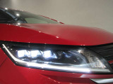 アダプティブLEDヘッドライトシステムです対向車や先行車に照射しないよう自動でハイビームの照射範囲を切り替えます 夜間走行時とても役立ちます