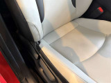 運転席シートにはしわになっている部分があります。