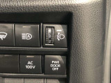 ヘッドライトの光軸を調整します。トランク・荷室に重い荷物を載せた時など、光軸が上向きになった時に手元で光軸を下向きに変更できます。