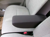 センターアームレストが装備されております。