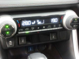 左右独立温度コントロールフルオートエアコンです。運転席、助手席それぞれで独立して温度設定ができます。冷え性の方が乗っても安心ですね♪
