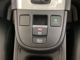 セレクトレバーの下に電子制御パーキングブレーキがあります。スイッチひとつで、停車した地点の傾斜などをシステムが検知・判断してブレーキ力を自動的に最適制御し、しっかり停車できるパーキングシステムです。