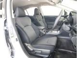 運転席シートは、座り心地を追求した座面構造を採用しています。そのため、近場へのちょっとした移動からロングドライブまで、あらゆるシーンで快適なドライビングをお楽しみいただけます。