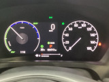 ハイブリット車専用のメーターです。右側の大型スピードメーターに加え、ステアリングスイッチを使って左のマルチインフォメーション・ディスプレイで燃費や動力伝達などの情報が見れるようになっています。