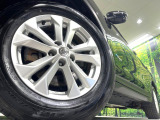【純正17インチアルミホイール】外観にマッチした純正アルミホイールを装着しております。各種社外アルミホイールや、スタッドレスタイヤも取扱いしております。是非ご相談ください♪